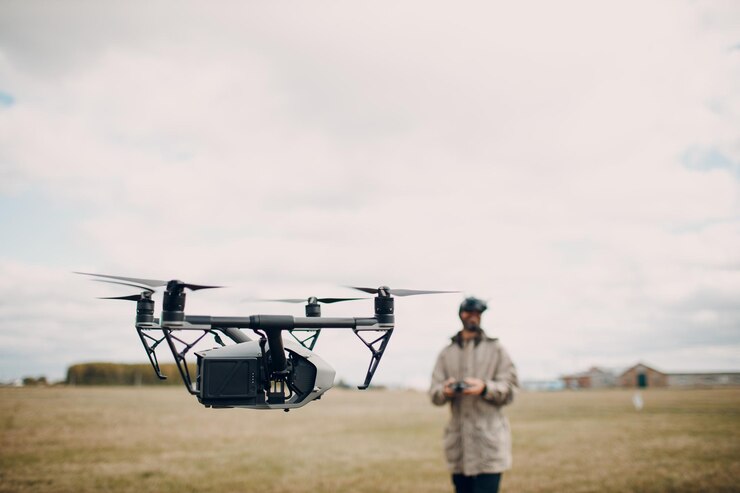 Foto hombre controlando drone quadcopter fpv con control remoto de antena de gafas