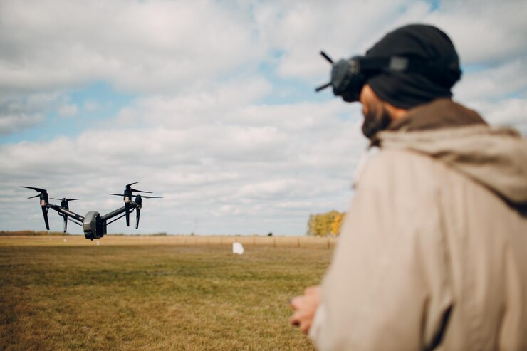 Foto hombre controlando drone quadcopter fpv con control remoto de antena de gafas