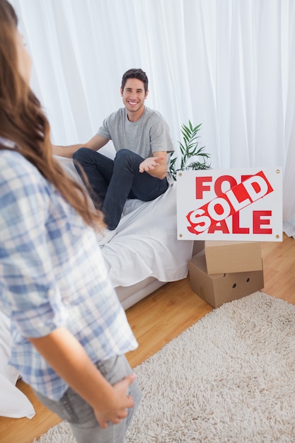 Foto hombre conversando con su esposa en su nueva casa