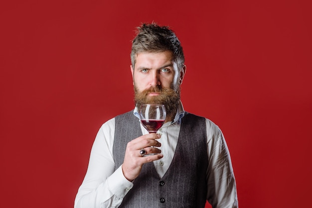 Foto hombre con copa de vino hombre barbudo con copa de vino degustación de alcohol vino tinto hombre bebe vino hombre con