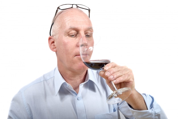 Foto hombre con copa de vino