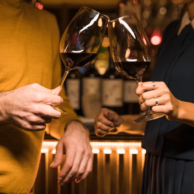 Hombre de copas de bebida con mujer