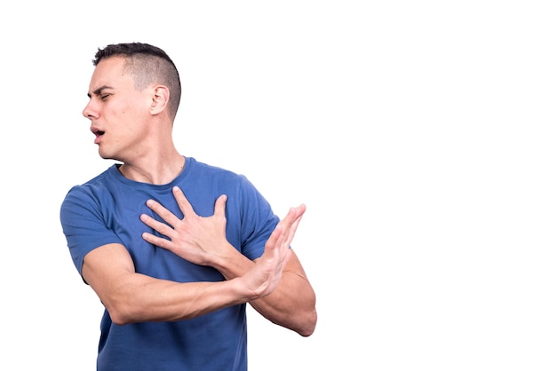 Hombre con un corazón herido haciendo un gesto para rechazar algo