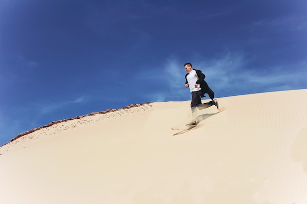 Un hombre corre rápido por la arena