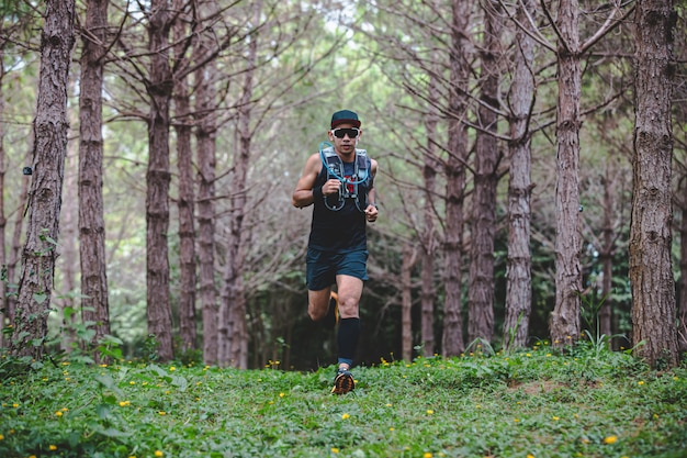 Un hombre corredor con calzado deportivo para trail running en el bosque