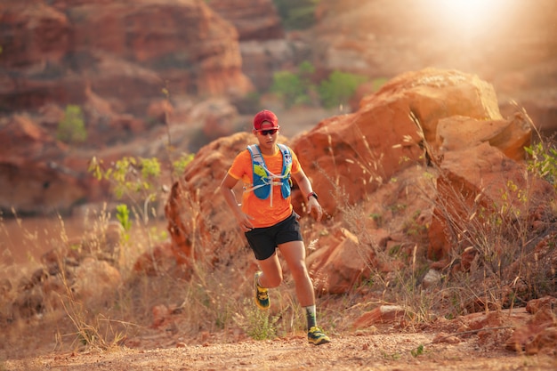 Un hombre Corredor de Trail. y pies de atleta con calzado deportivo para correr en las montañas