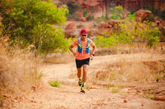 Foto un hombre corredor de trail