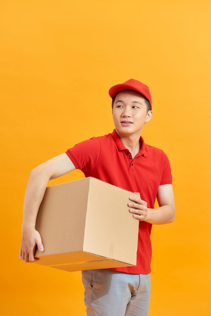 El hombre de correo entrega el paquete, orden de envío del hombre de correos con uniforme rojo