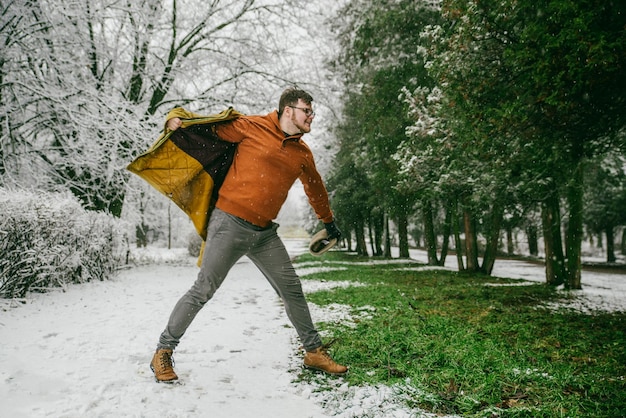 hombre correr a la primavera concepto de idea