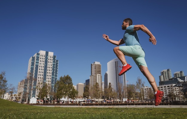 Hombre corriendo al aire libre en la ciudad haciendo jogging en un parque de la ciudad