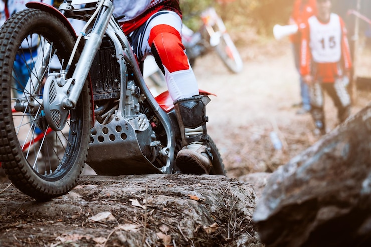 Foto hombre corriendo en bicicleta en el bosque