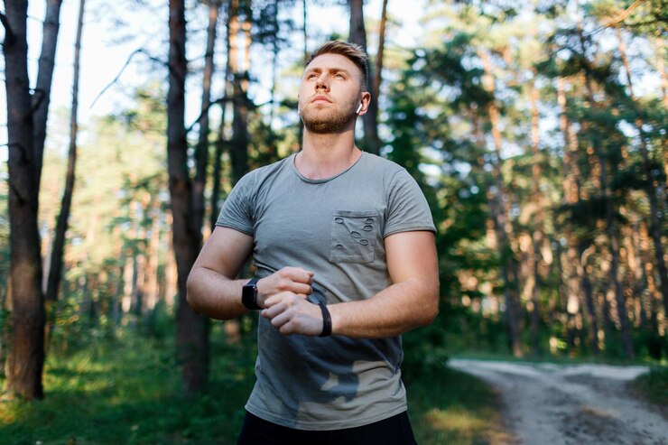 hombre corriendo en el bosque