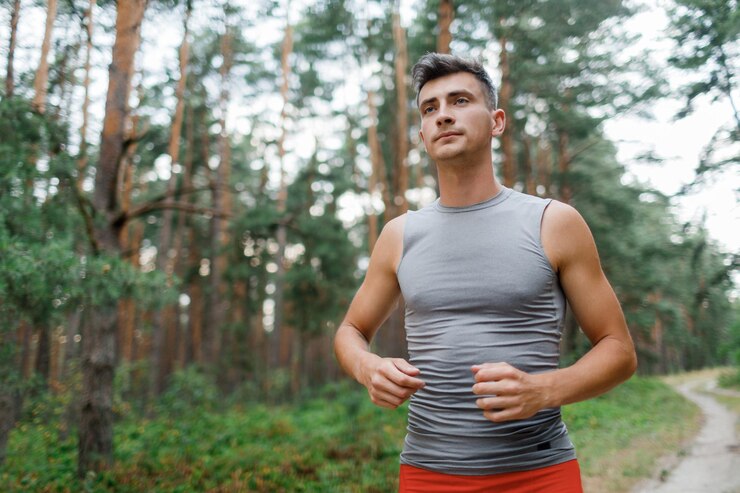 hombre corriendo en el bosque