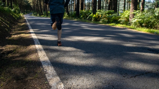 Hombre corriendo por la carretera en plena naturaleza Correr al aire libre como estilo de vida Hábitos saludables