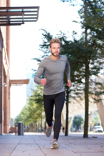 hombre corriendo en la ciudad