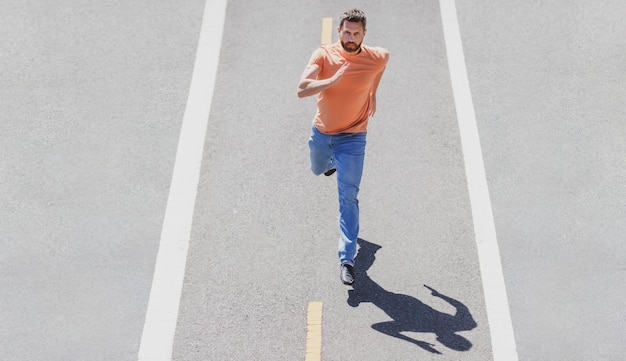 Hombre corriendo en el concepto de corredor o corredor de entrenamiento de motivación deportiva de carretera rural