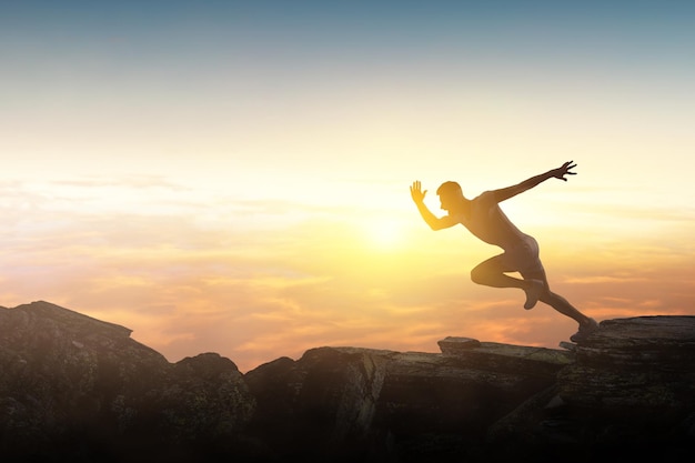 Hombre corriendo contra el fondo del cielo al atardecer