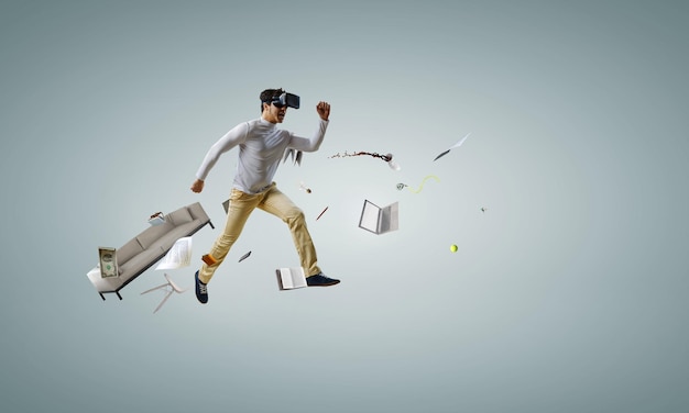 Hombre corriendo con gafas de realidad virtual. Técnica mixta