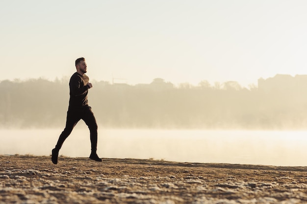 Hombre corriendo por la mañana