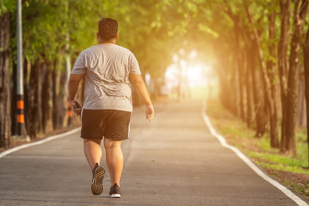 Hombre corriendo en el parque