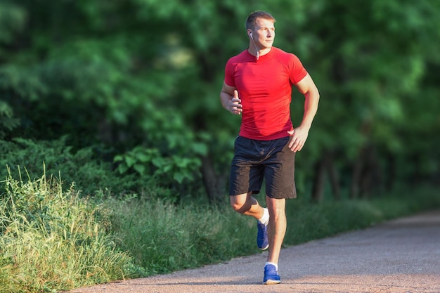 Hombre corriendo en el parque