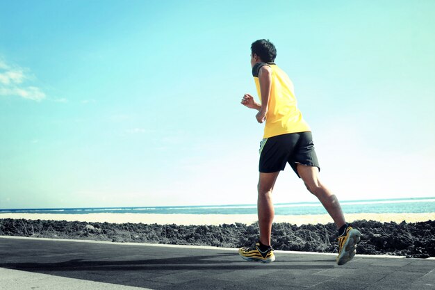 Hombre corriendo en la playa