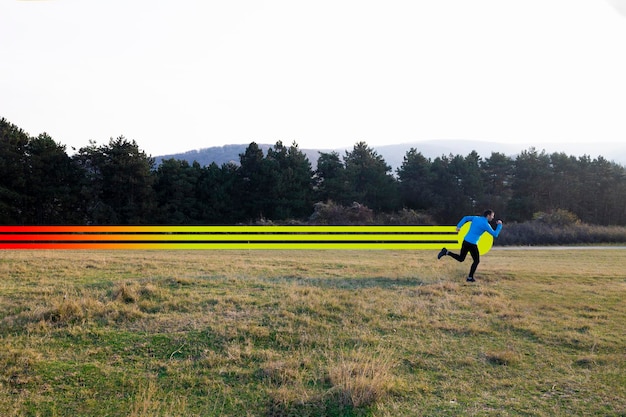 Un hombre corriendo rápido en el bosque.