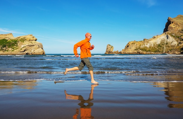 Hombre corriente en la costa del océano