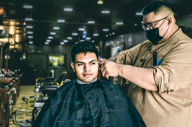 El hombre se corta el pelo en una barbería