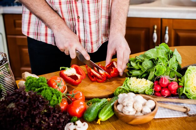 Hombre corta verduras frescas de primavera