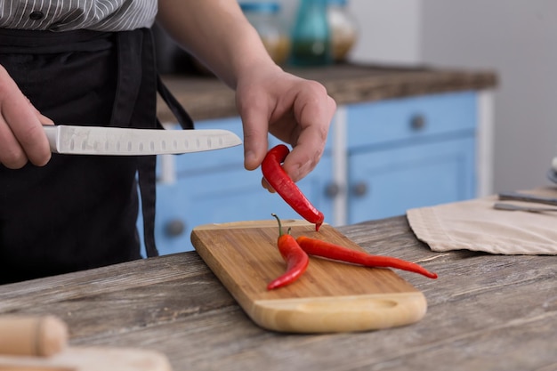 Hombre cortando ají picante