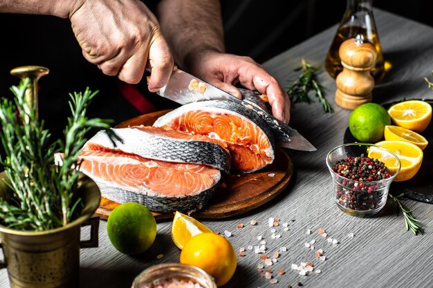 Hombre cortando filete de salmón fresco preparando la cena en el restaurante Delicioso plato gourmet de mariscos banner menú receta lugar para texto