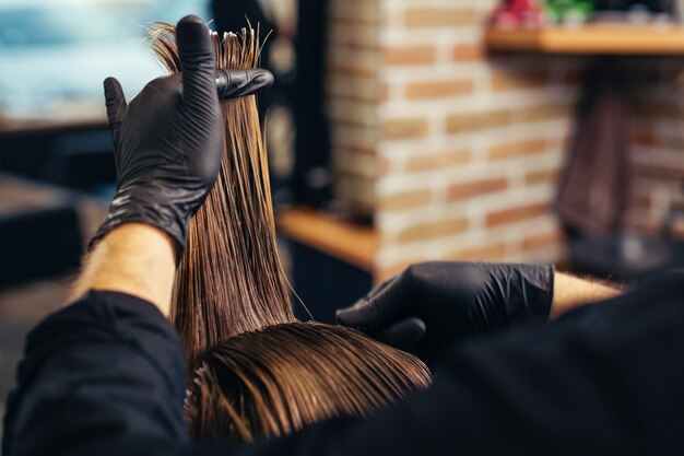 Hombre corte de pelo de moda en peluquería