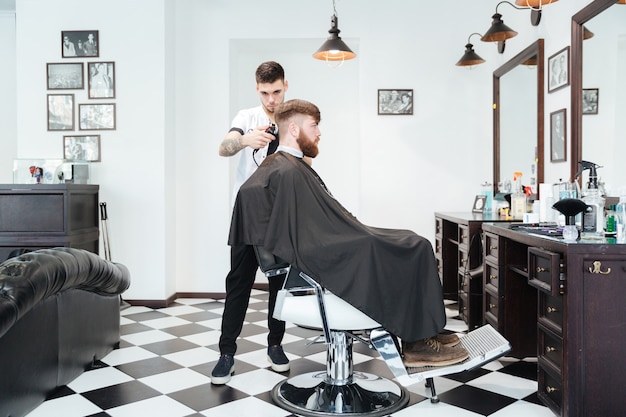 Hombre, corte de pelo, en, peluquería