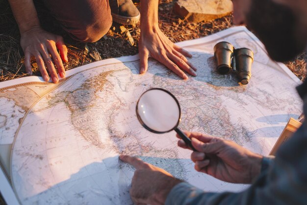 Foto hombre de la cosecha explorando el mapa de alta calidad y resolución hermoso concepto de foto