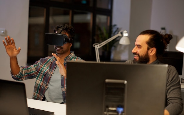 Foto hombre creativo en auriculares de realidad virtual en la oficina
