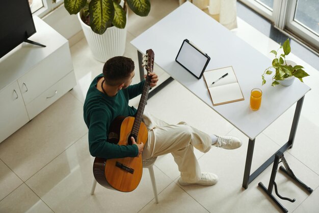 Hombre creativo componiendo una canción