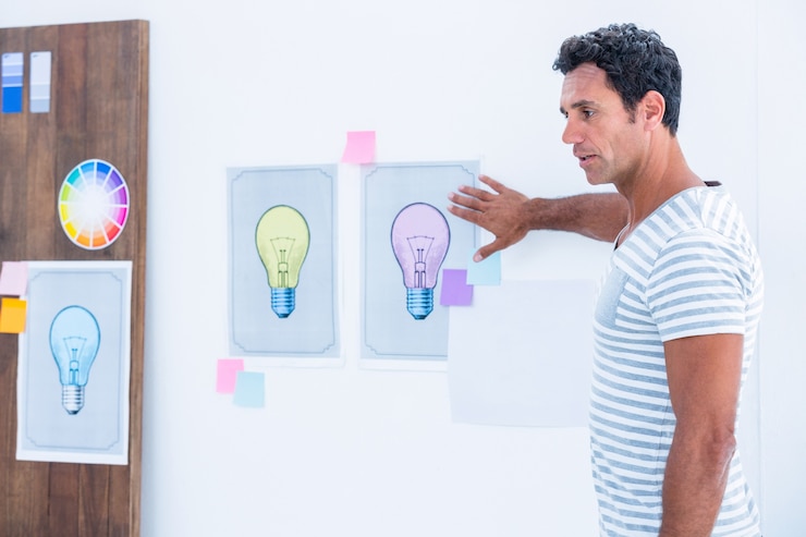 Foto hombre creativo dando discurso durante una reunión