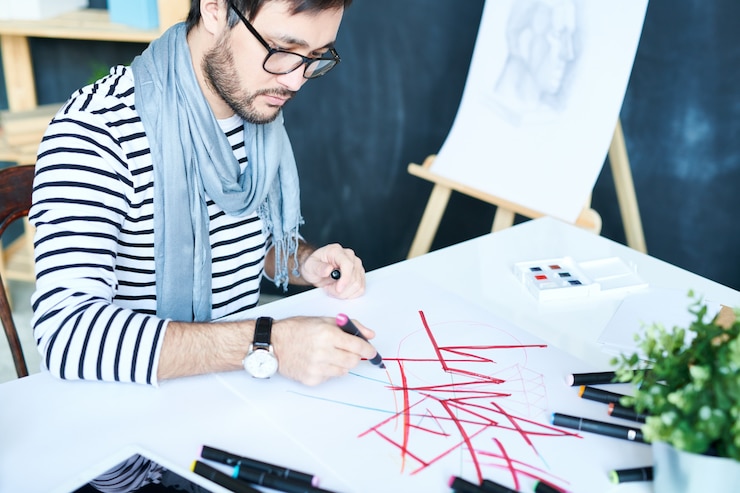 Foto hombre creativo, dibujo con marcadores