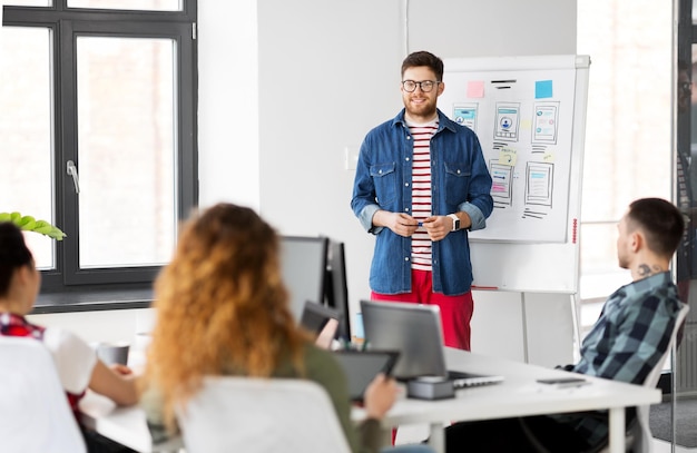 hombre creativo que muestra la interfaz de usuario en la oficina