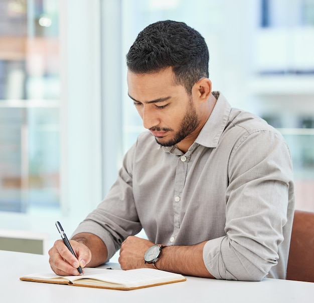 Hombre cuaderno y oficina con escritura para investigación en negocios con planificación para puesta en marcha programación de carrera y diseño con agenda para listados en la empresa para informe con tácticas creativas en el lugar de trabajo