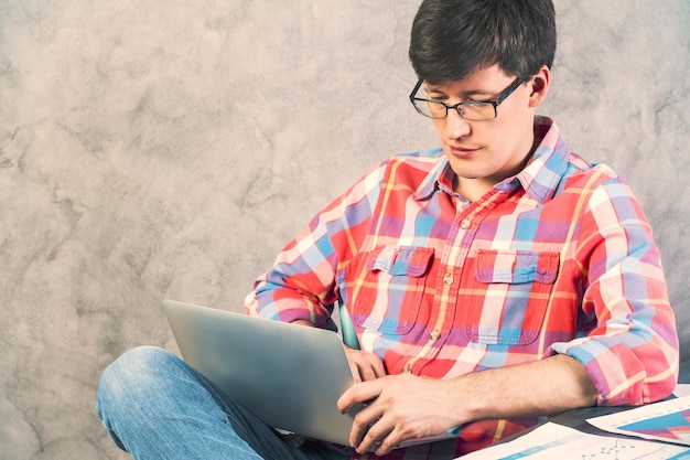 Hombre con cuaderno en el regazo