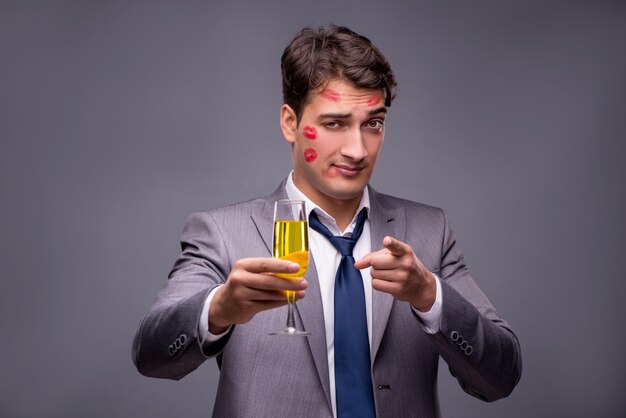 Hombre cubierto de besos con copa de champán