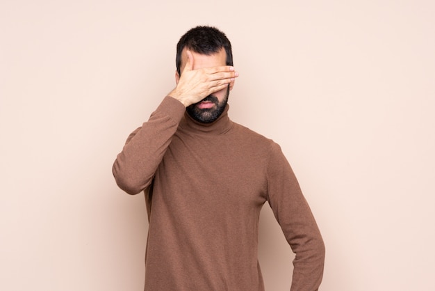 Hombre cubriendo los ojos con las manos. No quiero ver algo