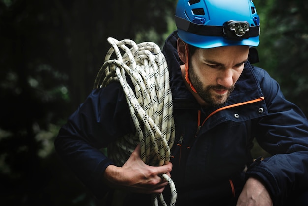 Hombre con cuerda de escalada