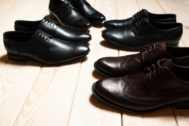 Hombre de cuero zapatos clásicos sobre suelo de madera.