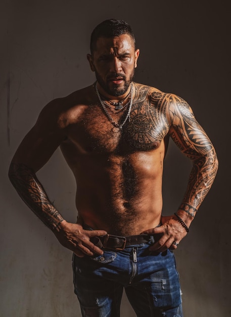 Hombre con cuerpo musculoso posando sin camisa en estudio negro sexy trozo musculoso torso desnudo seis paquetes musc