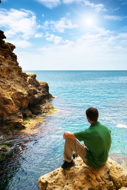 Hombre en cueva del mar