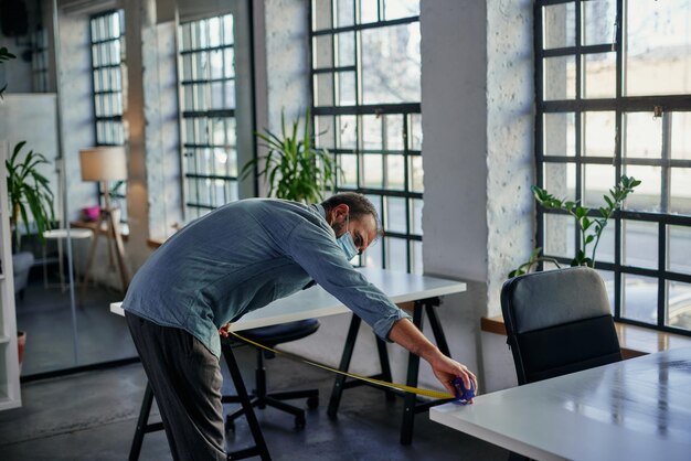 Hombre cuidando la distancia social en el trabajo