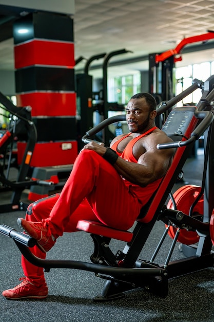 Hombre culturista de potencia entrenando en el gimnasio